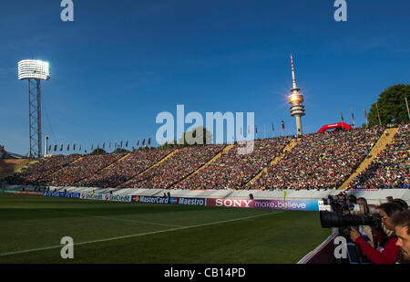 Olympiaturm und Stadion, Fussballstadion, Tribuene, Innenansicht, Eisenwaren, Lichtmast, Energie, Scheinwerfer, Fluter, Licht, Sonne, reflektion, Strahl, Danubius Health Spa Resort Centralni Lazne 1.FFC FRANCFORT - OLYMPIQUE LYON (0 -2 ) Fussball DAMEN Finale, Ligue des Champions de l'Olympiastadion, Munich, 17.05.2012 Saison 2 CL Banque D'Images