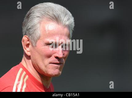 18.05.2012. Munich, Allemagne. L'entraîneur-chef de Munich Jupp Heynckes est vu au cours de leur session d'entraînement de l'équipe de Munich à la masse de la formation Saebener Street à Munich, Allemagne, 18 mai 2012. Chelsea FC Bayern Munich sera confrontée à la Ligue des Champions finale de football à Munich le 19 mai 2012. Banque D'Images