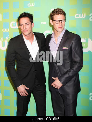 17 mai 2012 - New York, New York, États-Unis - Acteurs MICHAEL TREVINO et ZACH ROERIG assister à la CW Upfront 2012 tenue à Londres. (Crédit Image : © Kaszerman ZUMAPRESS.com)/Nancy Banque D'Images