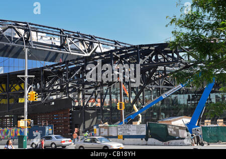 New York - Mai 18, 2012 Les Chantiers de l'Atlantique au Barclays Center, nouvelle maison de la nouvelle équipe de basket-ball renommé Filets de Brooklyn, au cours de la construction. L'arène de 18 000 places à Brooklyn New York s'ouvre le 3 octobre 2012 avec un concert inaugural par Jay Z. Banque D'Images