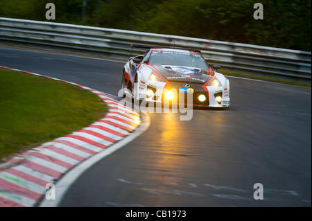 Takayuki Kinoshita (JPN) / Akira Iida (JPN) / Juichi Wakisaka (JPN) conduisant le # 83 SP8 Gazoo Racing la Lexus LF-A au cours de top 40 finale qualification pour le Nürburgring 24 heures de course près de Nurburg, Allemagne le 18 mai 2012. Photo : Matt Jacques Banque D'Images