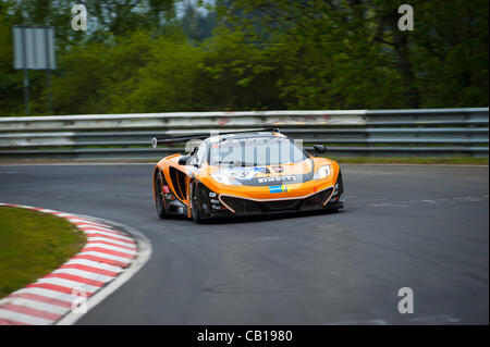 Rudi Adams (GER) / Arno Klasen (GER) conduisant le # 69 SP9-GT3 Dorr Motorsport McLaren MP4-12C GT3 au cours du dernier top 40 qualification pour le Nürburgring 24 heures de course près de Nurburg, Allemagne le 18 mai 2012. Photo : Matt Jacques Banque D'Images