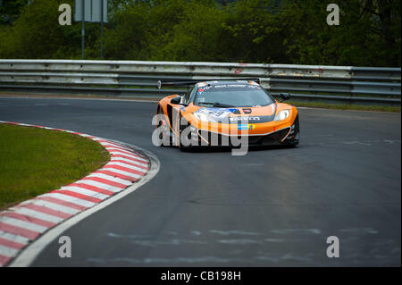 Rudi Adams (GER) / Arno Klasen (GER) conduisant le # 69 SP9-GT3 Dorr Motorsport McLaren MP4-12C GT3 au cours du dernier top 40 qualification pour le Nürburgring 24 heures de course près de Nurburg, Allemagne le 18 mai 2012. Photo : Matt Jacques Banque D'Images