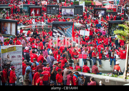 BANGKOK, 19 mai 2012 : 200,000 chemises rouges sont réunis à intersection Ratchaprasong pour le deuxième anniversaire de la 2012 manifestations en souvenir de la mort dans la violence politique en mai 2010 Banque D'Images