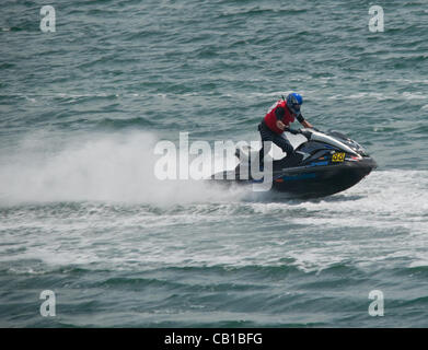 Un P1 jet ski racer, accélère l'ensemble de Plymouth au cours de la première journée de course. Banque D'Images