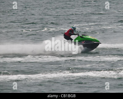 Un P1 jet ski racer, accélère l'ensemble de Plymouth au cours de la première journée de course. Banque D'Images