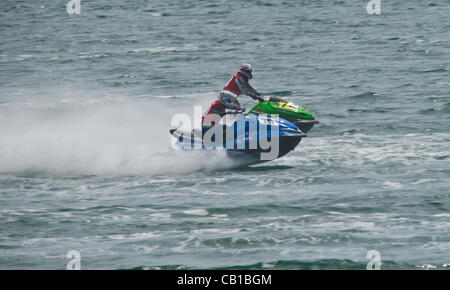 Un P1 jet ski racer, accélère l'ensemble de Plymouth au cours de la première journée de course. Banque D'Images