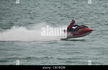 Un P1 jet ski racer, accélère l'ensemble de Plymouth au cours de la première journée de course. Banque D'Images