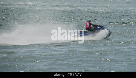 Un P1 jet ski racer, accélère l'ensemble de Plymouth au cours de la première journée de course. Banque D'Images