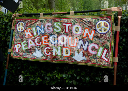 Londres - 19 mai 2012 - CND et la Coalition contre la guerre s'unir devant l'ambassade américaine à Grosvenor Square à Londres pour dire "Non à l'OTAN' Exécuter pour coïncider avec des manifestations ayant lieu à Chicago USA devant le président Barack Obama prononce un discours à l'OTAN Banque D'Images