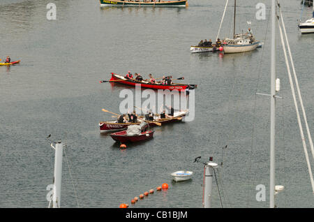 Falmouth, Royaume-Uni. 19 mai, 2012. Une flottille de Corninh du concert traditionnel et d'autres bateaux saluer la flamme olympique dans la région de Falmouth Cornwall. Banque D'Images