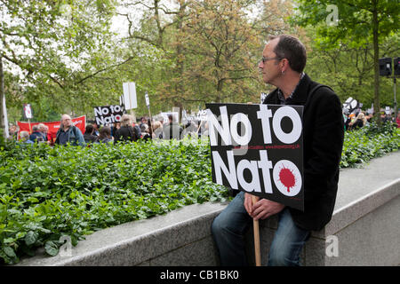 Londres, Royaume-Uni, 19/05/2012. Arrêter la guerre manifestant tenant une pancarte avec le slogan : "Non à l'Otan" Banque D'Images