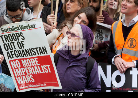 Londres, Royaume-Uni, 19/05/2012. Arrêter la guerre manifestant tenant une pancarte avec le slogan : "troupes de l'Afghanistan - plus de guerres impérialistes' à l'extérieur de l'ambassade américaine à Londres. Banque D'Images