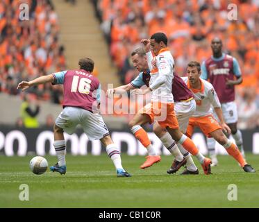 19.05.2012 Londres, Angleterre. West Ham United v Blackpool. Thomas Ince de Blackpool [] batailles avec Barry Ferguson [West Ham] pendant la NPower Championship Final Play-Off joué au stade de Wembley. Banque D'Images