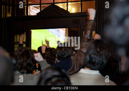 Londres, Royaume-Uni. 19 mai 2012 fans de l'équipe allemande a regardé la finale de l'une des plus grandes compétitions de football en Europe lors d'une pub allemande dans le sud de Londres. Ils ont été battus par Chelsea en tirs de barrage. Banque D'Images