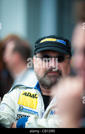 Fans et pilotes se mêlent dans le paddock avant le 40e anniversaire Nurburgring 24 heures de près de Nurburg, Allemagne le 19 mai 2012. Photo : Matt Jacques Banque D'Images