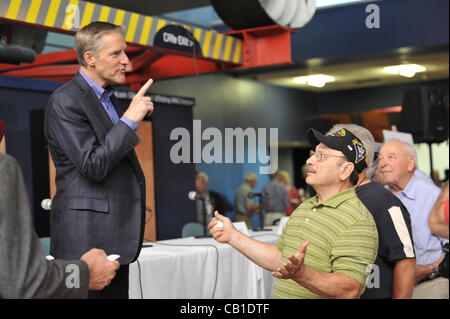 Erik Lindbergh, petit-fils de l'aviateur Charles Lindbergh, participe à la célébration du 85e anniversaire du grand-père de vol solo historique à travers l'Atlantique, le samedi 19 mai 2012 à Cradle of Aviation Museum, Long Island, New York. Vol 1927 de "Spirit of St Louis" et l'avenir de l'aviation a discuté Banque D'Images