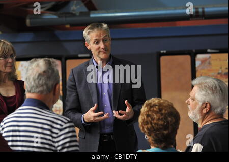 Erik Lindbergh, petit-fils de l'aviateur Charles Lindbergh, participe à la célébration du 85e anniversaire du grand-père de vol solo historique à travers l'Atlantique, le samedi 19 mai 2012 à Cradle of Aviation Museum, Long Island, New York. Vol 1927 de "Spirit of St Louis" et l'avenir de l'aviation a discuté Banque D'Images