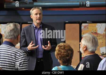 Erik Lindbergh, petit-fils de l'aviateur Charles Lindbergh, participe à la célébration du 85e anniversaire du grand-père de vol solo historique à travers l'Atlantique, le samedi 19 mai 2012 à Cradle of Aviation Museum, Long Island, New York. Vol 1927 de "Spirit of St Louis" et l'avenir de l'aviation a discuté Banque D'Images