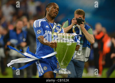 19.05.2012. Munich, Allemagne. La Chelsea Didier Drogba célèbre avec le trophée après avoir remporté la finale de football de l'UEFA Champions League entre le FC Bayern Munich et le FC Chelsea à Football M à Munich, Allemagne, 19 mai 2012. Banque D'Images