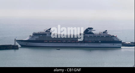 90 000 tonnes de navires de croisière Celebrity Constellation de quitter le port de Dover Harbour dans la Manche, le 19 mai 2012 sur une croisière européenne, éclipsant le pilote cutter Banque D'Images