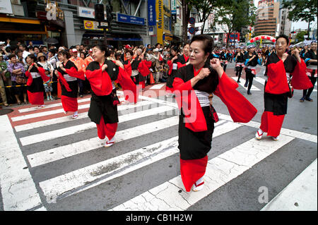 Tokyo, Japon. 20/05/2012. Les interprètes dansent la danse traditionnelle japonaise au cours de la Tokyo Ohara Festival 2012 à Shibuya. Banque D'Images