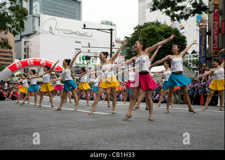 Tokyo, Japon. 20/05/2012. Les interprètes dansent la danse traditionnelle japonaise au cours de la Tokyo Ohara Festival 2012 à Shibuya. Banque D'Images