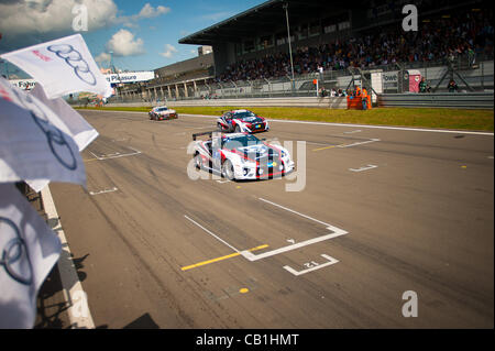 Takayuki Kinoshita (JPN) / Akira Iida (JPN) / Juichi Wakisaka (JPN) conduisant le # 83 SP8 Gazoo Racing la Lexus LF-A et de franchir la ligne d'arrivée lors de la 40e anniversaire Nurburgring 24 heures de près de Nurburg, Allemagne le 20 mai 2012. Photo : Matt Jacques Banque D'Images