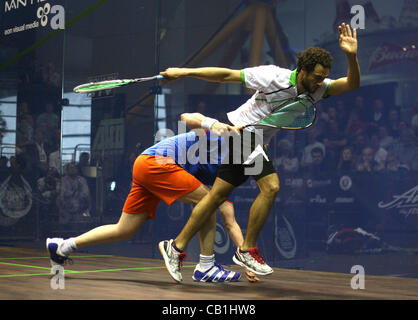 19.05.2012 L'O2, Londres, Angleterre. World no1 James Willstrop (FRA) et Ramy Ashour (FRA) entrent en collision au cours de leur demi-finale de l'Open britannique a joué à l'O2 Arena Banque D'Images