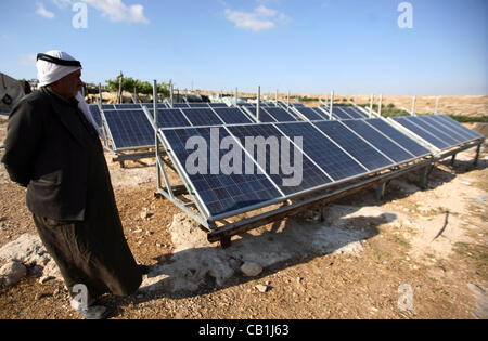 20 mai 2012 - Hébron, en Cisjordanie, territoire palestinien - Palestiniens Mohammed Nawaj'un inspecte le projet pour générer de l'énergie de remplacement dans son pays, près de l'implantation juive de Susiya, dans le sud de Hébron Khirbet Susiya, la Cisjordanie le 20 mai 2012. Ce projet a été soutenu par internationa Banque D'Images