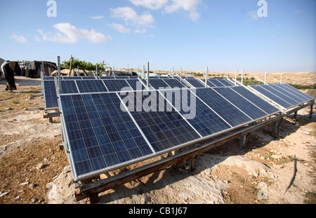 20 mai 2012 - Hébron, en Cisjordanie, territoire palestinien - Palestiniens Mohammed Nawaj'un inspecte le projet pour générer de l'énergie de remplacement dans son pays, près de l'implantation juive de Susiya, dans le sud de Hébron Khirbet Susiya, la Cisjordanie le 20 mai 2012. Ce projet a été soutenu par internationa Banque D'Images