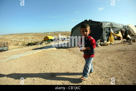 20 mai 2012 - Hébron, en Cisjordanie, territoire palestinien - fils d'un palestinien Mohammed Nawaj joue dans l'avant de projet pour générer de l'énergie de remplacement, près de l'implantation juive de Susiya, dans le sud de Hébron Khirbet Susiya, la Cisjordanie le 20 mai 2012. Ce projet a été soutenu par internation Banque D'Images