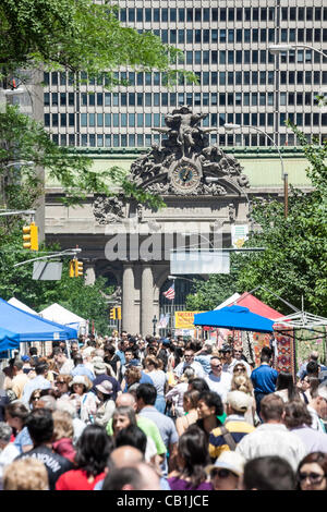 New York, USA. 20 mai, 2012. Midtown Manhattan les blocs sont fermés aux véhicules comme les restaurants, les vendeurs, les artistes et les activités d'artisanat remplir l'Avenue du Parc. Banque D'Images