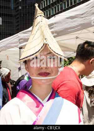 New York, USA. 20 mai, 2012. Midtown Manhattan les blocs sont fermés aux véhicules comme les restaurants, les vendeurs, les artistes et les activités d'artisanat remplir l'Avenue du Parc. Les artistes japonais en costume traditionnel ajouter et l'aspect international de la fête. Banque D'Images