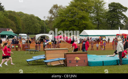 Dimanche 20 mai 2012, Witton Country Park, Blackburn en Angleterre. Les jeunes de l'après 5000 l'équipe de démonstration de gymnastique Bulldogs afficher leur agilité dans le ring à la campagne Expérience jour organisée par la Royal Agricultural Society Lancashire (RLAS). Banque D'Images