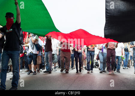 Chicago, USA. 20 mai, 2012. Ligne de manifestants dans les rues de Chicago pour protester contre le sommet de l'OTAN 2012 Banque D'Images