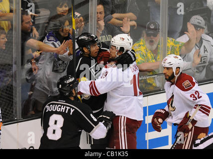 20.05.2012. Los Angeles, Californie, le Staples Center. Rois (74) Dwight King et les Coyotes (19) Shane Doan 'C' de lutte pendant la partie 4 de la Conférence de l'ouest de la LNH finale entre les Coyotes de Phoenix et les Kings de Los Angeles au Staples Center de Los Angeles, CA. Banque D'Images