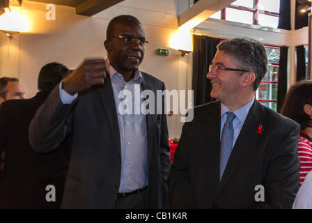 Mémorial de la chandelle du sida, anniversaire de la Journée internationale de commémoration contre le sida, Sidaction, Paris, France, François Dupré, Sidaction, ONG, parler, intégré, citoyens multiraciaux Banque D'Images