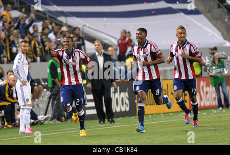 20 mai 2012 - Carson, Californie, USA - Major League Soccer MLS-CHIVAS USA à l'encontre du LOS ANGELES GALAXY 1 à 0 au Home Depot Center, samedi, 19 mai 2012. Chivas USA players JOSE CORREA (27), MINDA OSWALDO (8), et JUAN AGUDELO (11), célébrer le seul but du jeu comme DAVID BECKHAM lo Banque D'Images