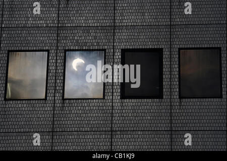 Tokyo, Japon - 21 mai : Réflexion d'une éclipse solaire annulaire a été vu sur une fenêtre d'un immeuble à Shijuku, Tokyo, Japon, le matin, le 21 mai 2012. La dernière fois, il a été vu au Japon continentale a été il y a 129 ans. Banque D'Images