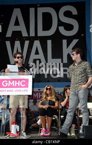 Nick Jonas, Wendy Williams, Michael Urie au niveau des arrivées pour 27e Marche Annuelle CONTRE LE SIDA New York, Central Park, New York, NY 20 mai 2012. Photo par : Derek Storm/Everett Collection Banque D'Images