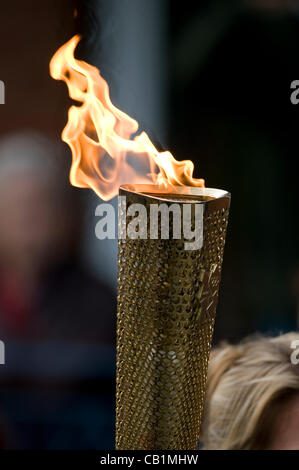 Le troisième jour du relais de la flamme olympique de 2012 commence à Exeter. Banque D'Images