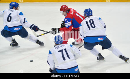 Evgueni Malkin (RUS, centre) et Topi Jaakola (6), Leo Komarov (71) et Jesse Joensuu (18, tous FIN) au cours de la Championnat du monde de hockey 2009 2012 Russie demi-finale contre la Finlande, à Helsinki, Finlande, 19 mai 2012. (Photo/CTK Michal Dolezal) Banque D'Images