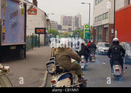 Scooter rally à Sheffield le dimanche 20 mai 2012. Des centaines de scooters amène les policiers à fermer Randall Street, Sheffield pour assurer la sécurité du public. Le rallye a terminé avec un 'ride out' qui a vu des centaines de scooters équitation à travers les rues de Sheffield. Banque D'Images