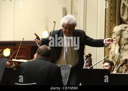 Chef d'orchestre Jiri Belohlavek dirige le BBC Symphony Orchestra pendant le Festival International de Musique Printemps de Prague à Prague, en République tchèque, le lundi, 20 mai, 2012. (Photo/CTK Katerina Sulova) Banque D'Images