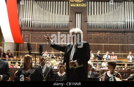 Chef d'orchestre Jiri Belohlavek dirige le BBC Symphony Orchestra pendant le Festival International de Musique Printemps de Prague à Prague, en République tchèque, le lundi, 20 mai, 2012. (Photo/CTK Katerina Sulova) Banque D'Images