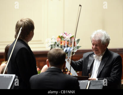 Chef d'orchestre Jiri Belohlavek dirige le BBC Symphony Orchestra pendant le Festival International de Musique Printemps de Prague à Prague, en République tchèque, le lundi, 20 mai, 2012. (Photo/CTK Katerina Sulova) Banque D'Images