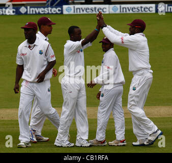 21.05.12 Lords, Londres, Angleterre : Darren Sammy de Antilles fête ses prises de Jonathan Trott d'Angleterre en action lors de la cinquième journée de l'Investec premier test match entre l'Angleterre et West Indies à Lord's Cricket Ground le 21 mai 2012 à Londres, en Angleterre. Banque D'Images
