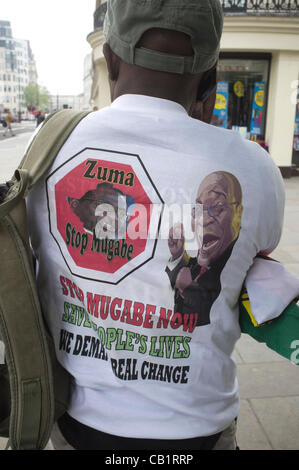 Londres, Royaume-Uni. 21Mai, 2012. L'extérieur du Zimbabwe manifestant chambre portant un t shirt exhortant le Président Zuma d'Afrique du Sud d'arrêter de Mugabe et de véritable changement au Zimbabwe. Banque D'Images