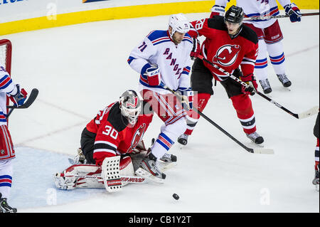 21 Mai 2012 : New Jersey Devils Martin Brodeur gardien (30) rend la sauver contre Rangers de New York de l'aile gauche Mike Rupp (71) au cours de la deuxième période dans le jeu 4 de la finale de conférence de l'Est entre les Rangers de New York et les Devils du New Jersey au Prudential Center de Newark, New Jersey. Le Dev Banque D'Images